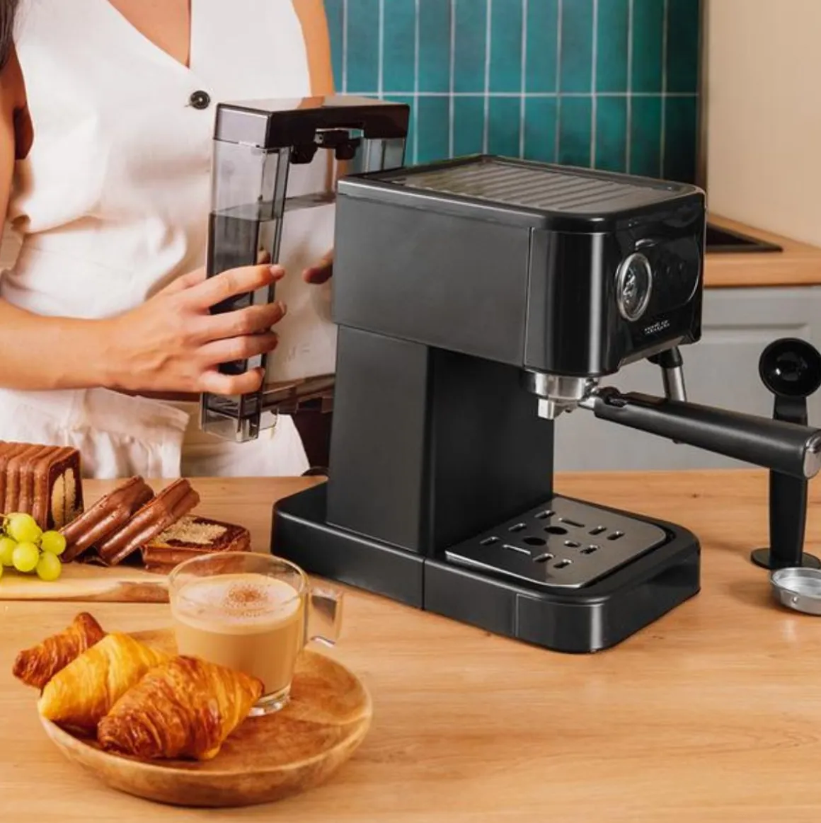 Cafetera espresso Cecotec Power Espresso 20 Pro vaporizador orientable 20 bares negro