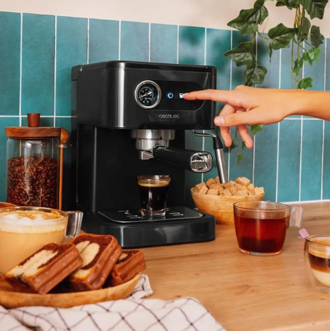 Cafetera espresso Cecotec Power Espresso 20 Pro vaporizador orientable 20 bares negro