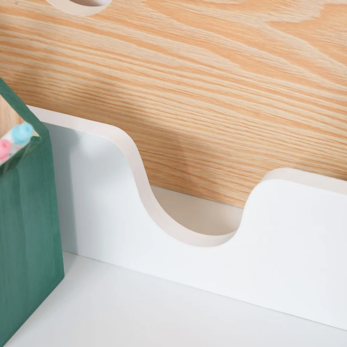 Escritorio infantil Niebla Homcom con silla + cajón + estante +3 a 6 años blanco/natural 75x70x50 cm