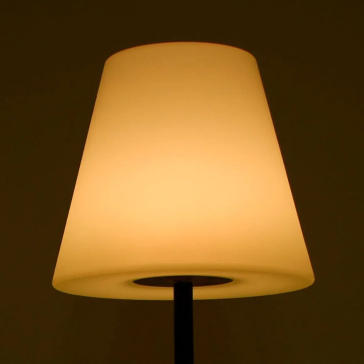 Lámpara de pie Biana Lumit portátil LED RGB con USB + mando blanco Ø34x150 cm