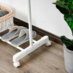 Perchero burro Homcom regulable con estante 4 ruedas blanco 87/145x68,5x42 cm