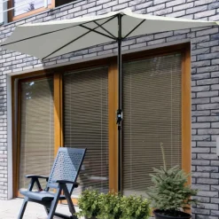 Sombrilla de jardín Outsunny con manivela semicircular crema 236x269x138 cm
