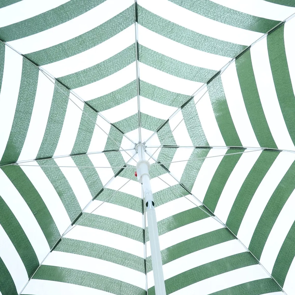 Sombrilla de playa Bristol Outsunny inclinable verde/blanco Ø180x200 cm